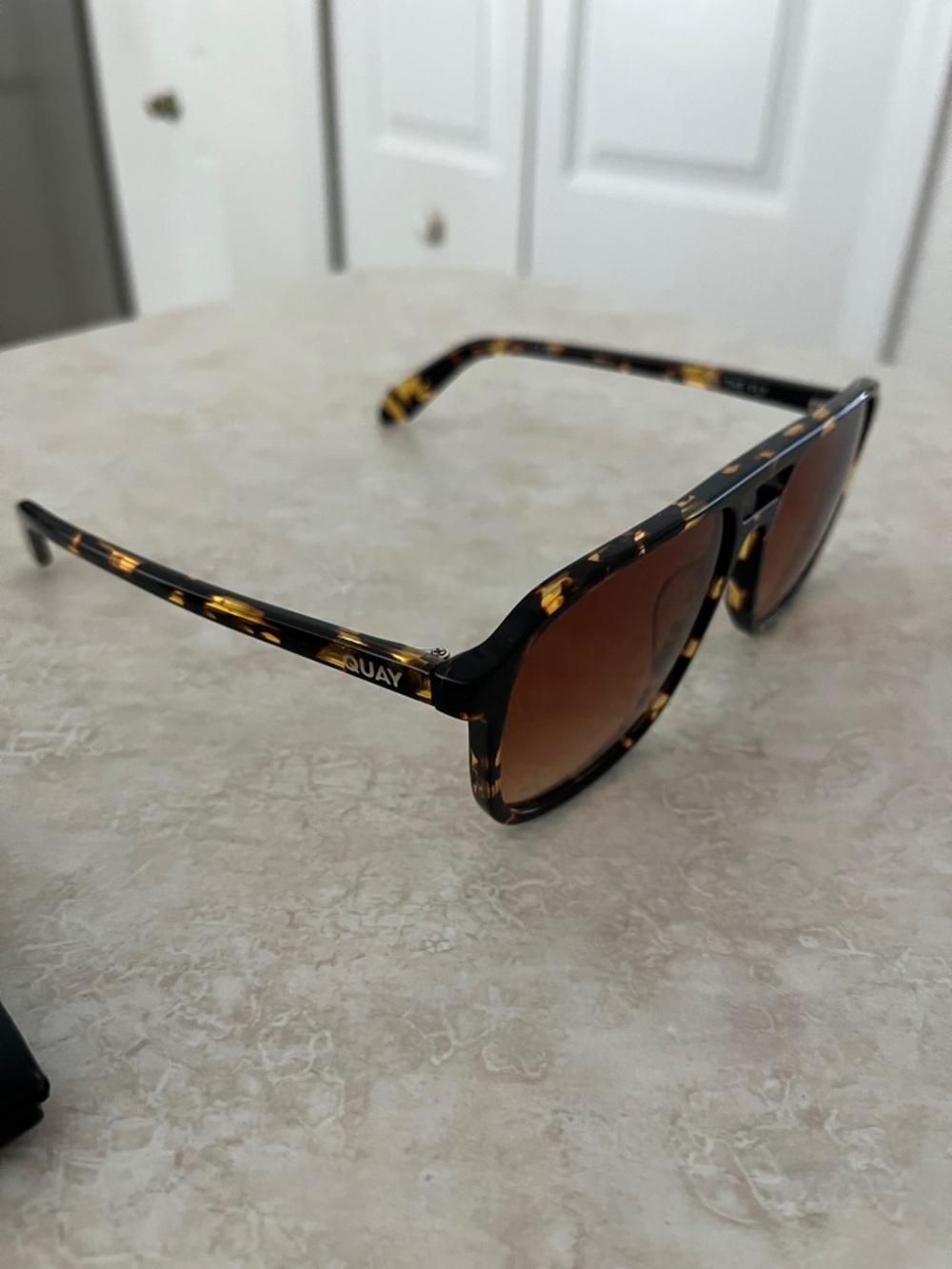 Quay Australia Tortoise Shell Sunglasses with Brown Gradient Lenses like new - Picture 3 of 9